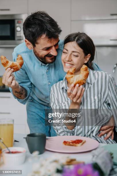 sourions comme des croissants - woman eating toast photos et images de collection