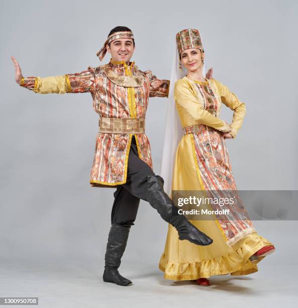 dos bailarines (masculinos y femeninos) con trajes folclóricos están mostrando la danza tradicional armenia - beautiful armenian women fotografías e imágenes de stock