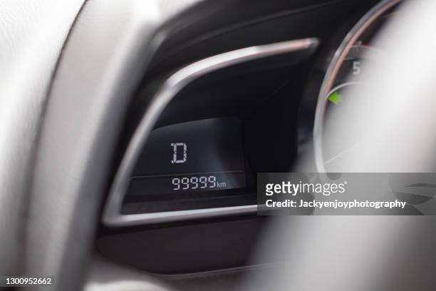 close-up of an odometer display instrument that is used to measuring the distance traveled show 99,999 km - kilometer stockfoto's en -beelden