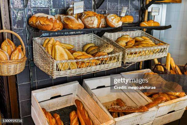 different types of bread in a bakery - boulangerie vitrine stockfoto's en -beelden