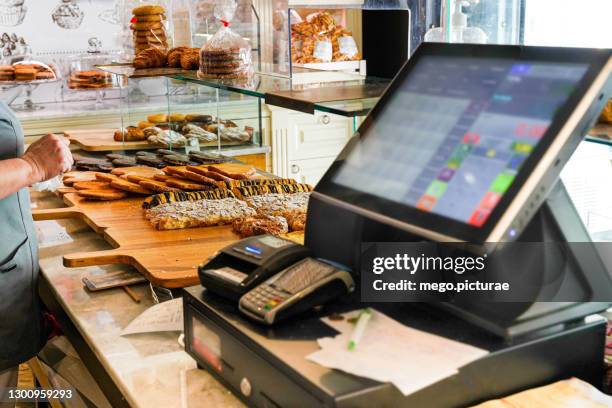 local bakery and pastry shop cashing terminal - bakery display stock-fotos und bilder