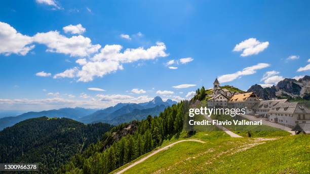 monte santo di lussari - montagna santa di lussari (friuli-venezia giulia, italia) - friuli foto e immagini stock