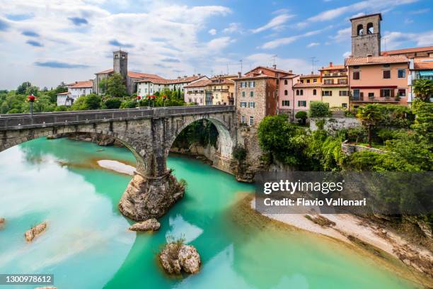 cividale del friuli, duivelsbrug (friuli-venezia giulia, italië) - cividale del friuli stockfoto's en -beelden