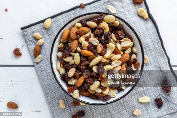 trail mix - fruta seca fotografías e imágenes de stock
