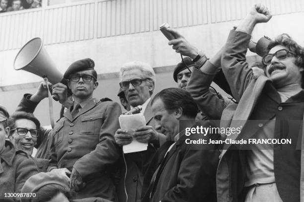 Alvaro Cunhal au micro avec Mario Soares après la révolutions des Oeillets à Lisbonne le 1er mai 1974, Portugal.