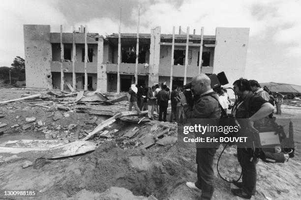 Caméraman devant un immeuble détruit par le bombardement des Etats-Unis à Benghazi, le 21 avril 1986, Libye.
