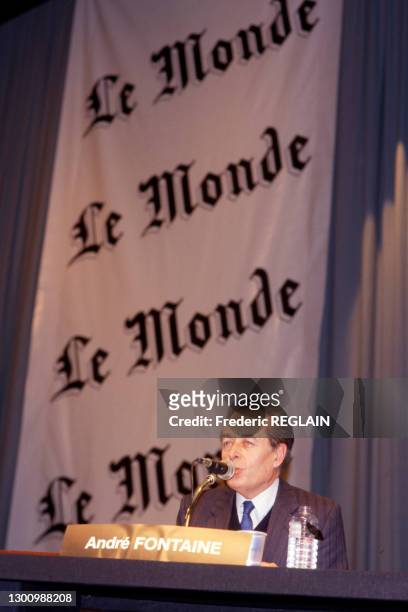André Fontaine, directeur du quotidien Le Monde, lors d'une assemblée des actionnaires du journal à Paris le 21 mars 1987, France