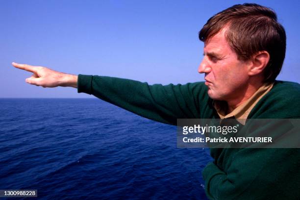 Bernard Kouchner pendant l'opération 'Un bateau pour le Liban' de Médecins sans frontières le 22 avril 1987, Liban