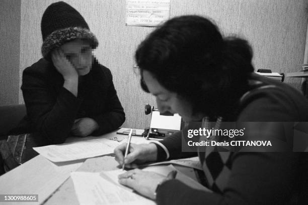 Une conseillère discute avec une jeune fille qui lui demande une adresse pour une interruption de grossesse et un conseil sur le choix d'un moyen...