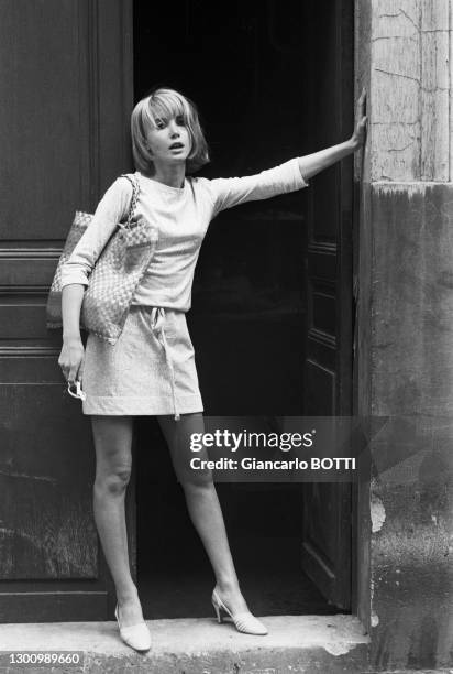 Bulle Ogier en minijupe à Paris en avril 1966, France