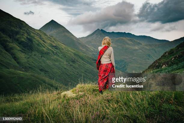 vista de glen shiel, con libertad, escocia - falda escocesa fotografías e imágenes de stock