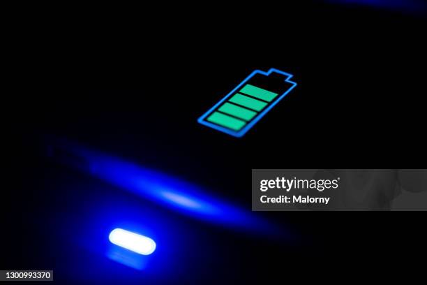 battery charging icon in a car at night. - elektroauto tanken stockfoto's en -beelden