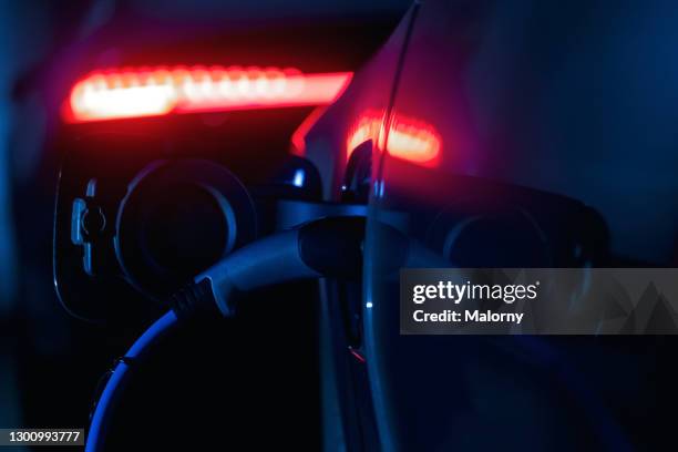 electric car charging. - chargeur de batterie photos et images de collection