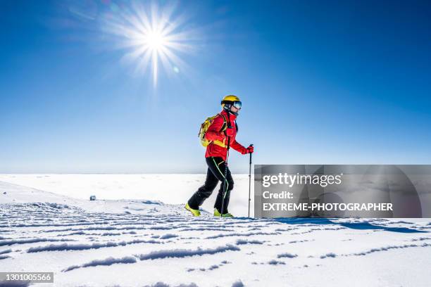 vacanza nel fine settimana di sci alpinismo in una perfetta giornata invernale - sci alpinismo foto e immagini stock