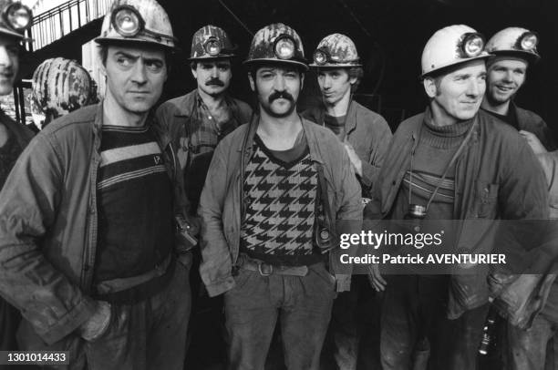 Des mineurs de Merlebach en Moselle sur leur lieu de travail alors que des licenciements sont annoncés en Janvier 1984 à Merlebach, France.
