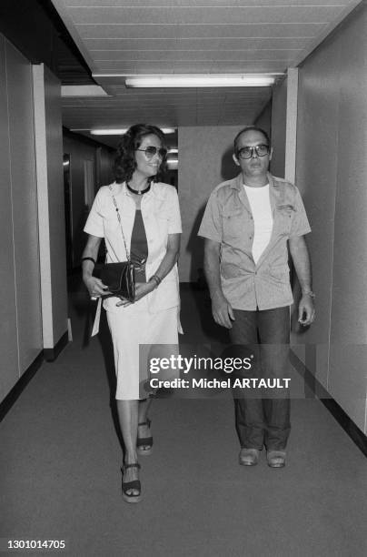 Claudia Cardinale et son compagnon le réalisateur italien Pasquale Squitieri dans les couloirs de la Maison de la Radio à Paris le 23 juin 1976,...
