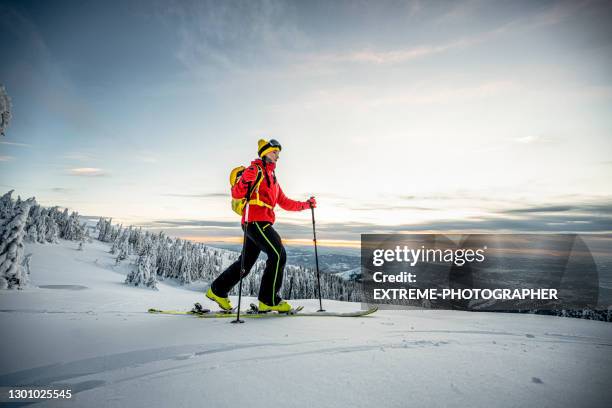 l'ora del tramonto è il momento perfetto per il divertimento dello sci alpinismo - sci alpinismo foto e immagini stock