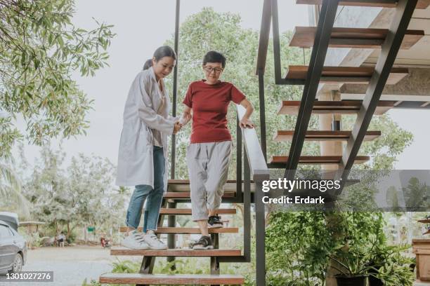 orthopäde arzt arbeitet bei patienten zu hause -stock foto - fall prevention stock-fotos und bilder