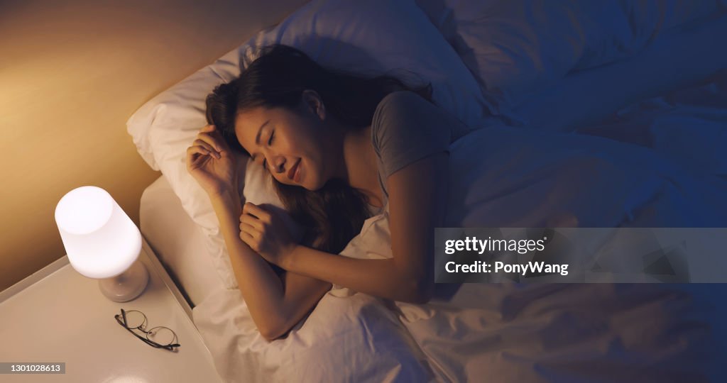 Mulher asiática dormir bem