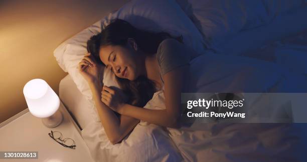 asian woman sleep well - hora de dormir imagens e fotografias de stock