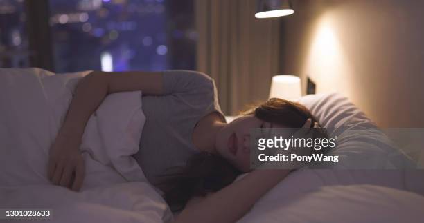 アジアの女性は睡眠を失う - 不穏状態 ストックフォトと画像