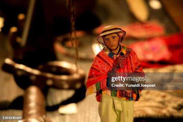 peruvian souvenir and craft in cusco, peru - inca masks stock pictures, royalty-free photos & images