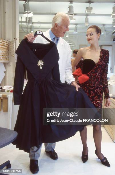 Hubert de Givenchy dans son atelier avenue George V avec sa petite robe noire pour sa dernière collection le 10 juillet 1995, Paris, France.