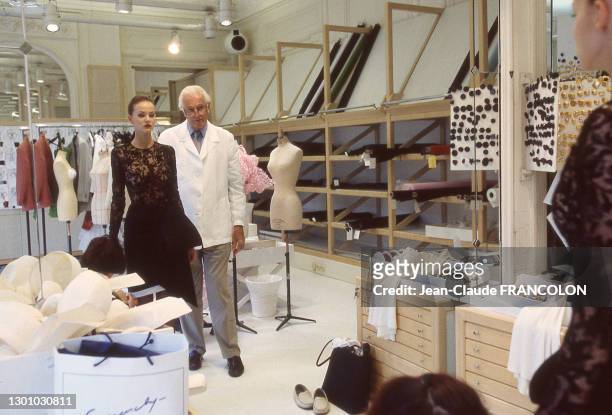 Hubert de Givenchy dans son atelier avenue George V avec sa petite robe noire pour sa dernière collection le 10 juillet 1995, Paris, France.