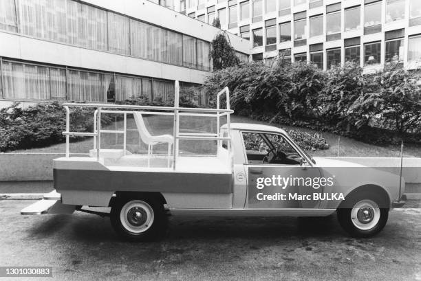 Les ateliers Peugeot ont aménagé l'arrière d'un pick-up 504 pour que le Pape puisse se tenir debout et voir les fidèles lors de sa visite en France,...