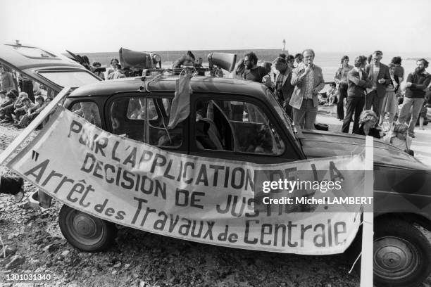 Manifestation organisée par les écologistes pour protester contre la reprise des travaux de construction de la centrale nucléaire à Flamanville le 28...