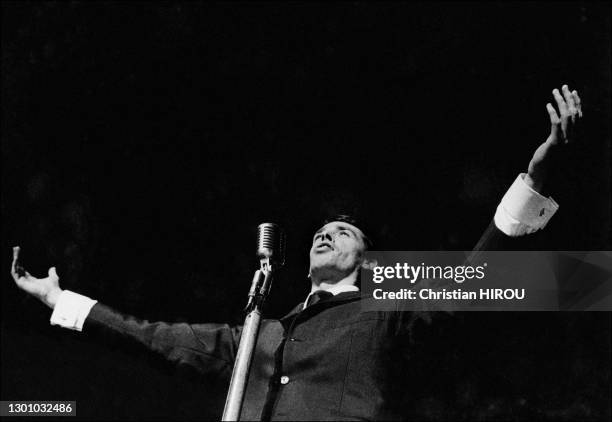 Jacques Brel on stage at the Bobino 01/1961