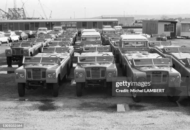 Véhicules tout-terrain Land Rover serie III sur u n quai du port de Cherbourg en février 1977, France