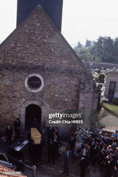 Des employés des pompes funèbres portent le cercueil de Romy Schneider lors de ses obsèques au cimetière de Boissy-sans-Avoir, France le 2 juin 1982