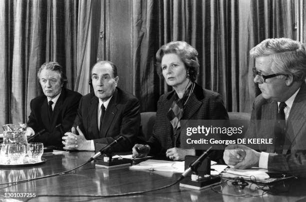 Conférence de presse Margaret Thatcher et François Mitterrand, entourés de Roland Dumas, Ministre des relations extérieures et son homologue...