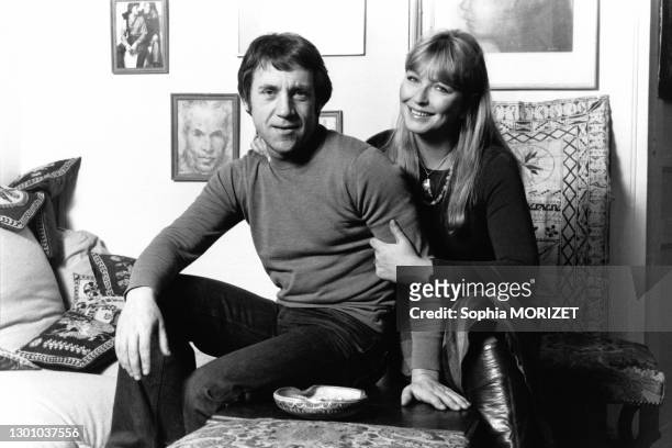 Marina Vlady avec son époux Vladimir Vyssotski chez eux à Paris, France, le 12 janvier 1978.