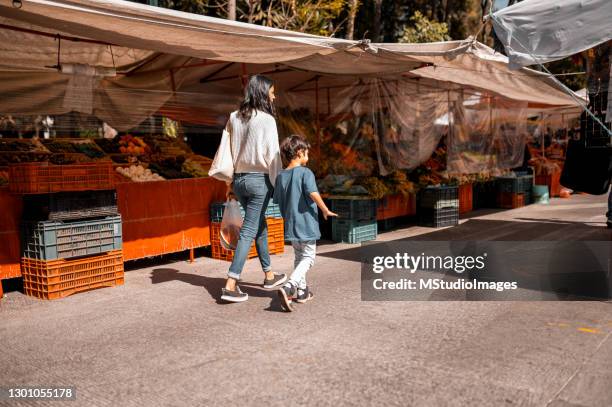 mother and son arrived at the farmers market - mexican street market stock pictures, royalty-free photos & images