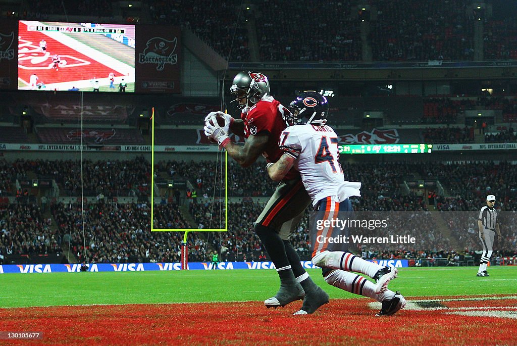 Tb Score Kellen Winslow of the Tampa Bay Buccaneers scores a touchdown as ...