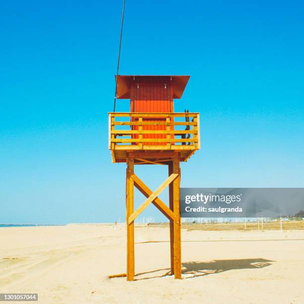 lifeguard hut on an empty beach - caseta fotografías e imágenes de stock