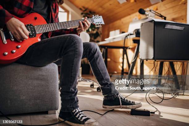 mannelijke gitarist die elektrische gitaar speelt - guitar pedal stockfoto's en -beelden