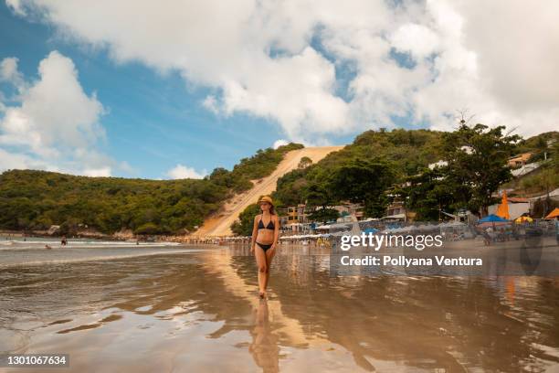 femme sur la plage de morro do careca à ponta negra, rio grande do norte - natal brésil photos et images de collection