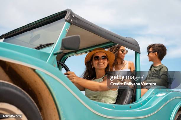 buggy rit in genipabu beach, rio grande do norte - natal brasil stockfoto's en -beelden