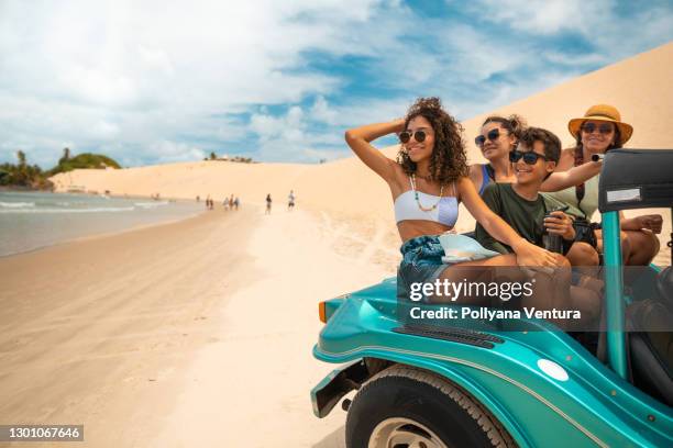 giro in buggy a genipabu beach - brazilian culture foto e immagini stock