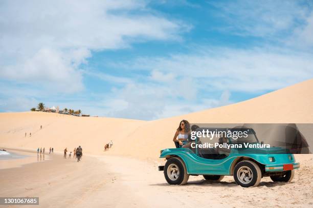 buggy rit op de duinen in genipabu, rio grande do norte - dune buggy beach stockfoto's en -beelden
