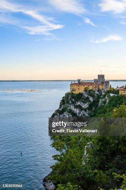 castillo de duino (friuli-venezia giulia, italia) - formación karst fotografías e imágenes de stock