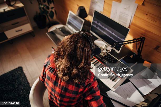 artista masculino haciendo música en estudio de grabación - make music day fotografías e imágenes de stock