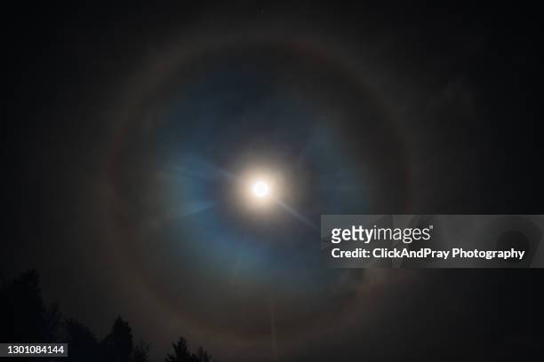 eye in the sky - aureool stockfoto's en -beelden