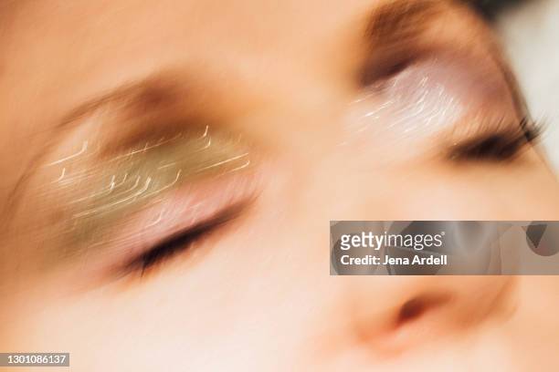 glitter eyeshadow, glitter makeup, colorful makeup closeup - eyeshadow foto e immagini stock