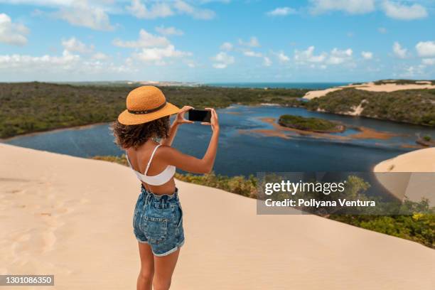 touriste prenant la photo à la vue de la lagune de genipabu dans rio grande do norte - natal brésil photos et images de collection