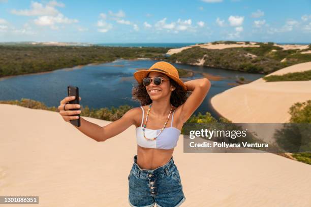touriste prenant le selfie dans genipabu - natal brésil photos et images de collection