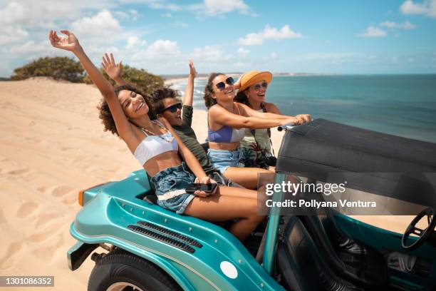 buggy ride in genipabu beach,  rio grande do norte - duna - fotografias e filmes do acervo